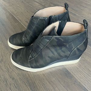 Caslon Allie wedge sneaker - light army print size 6